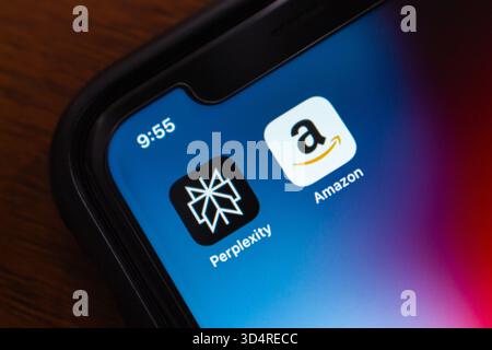 Quito, ÉQUATEUR - 11 nov. 2025 : écran smartphone montrant la perplexité et les icônes de l'application Amazon côte à côte sur un écran d'accueil. Banque D'Images
