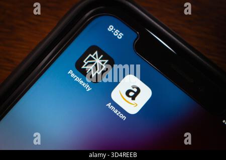 Quito, ÉQUATEUR - 11 novembre 2025 : gros plan d'un smartphone montrant la perplexité et les icônes de l'application Amazon sur l'écran d'accueil. Banque D'Images