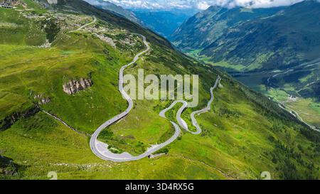 Vue aérienne spectaculaire d'une route de montagne sinueuse à travers le paysage alpin verdoyant, Autriche Banque D'Images