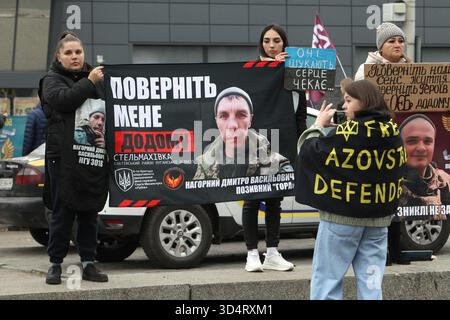 Non exclusif : les femmes tiennent des bannières et des pancartes avec des slogans pendant l’hebdomadaire « Don’t Be Silent ! Captivité tue » rassemblement en soutien à la garnison de Marioupol Banque D'Images