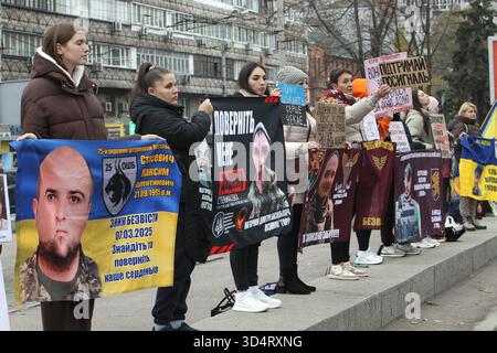 Non exclusif : les femmes tiennent des bannières et des pancartes avec des slogans pendant l’hebdomadaire « Don’t Be Silent ! Captivité tue » rassemblement en soutien à la garnison de Marioupol Banque D'Images