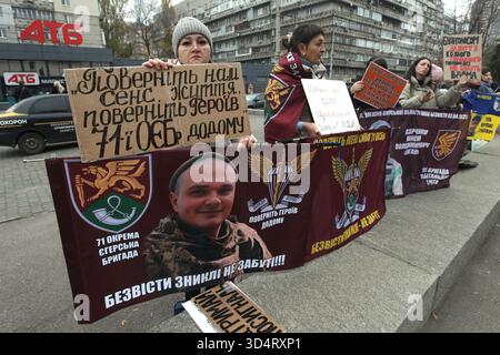 Non exclusif : les femmes tiennent des bannières et des pancartes avec des slogans pendant l’hebdomadaire « Don’t Be Silent ! Captivité tue » rassemblement en soutien à la garnison de Marioupol Banque D'Images