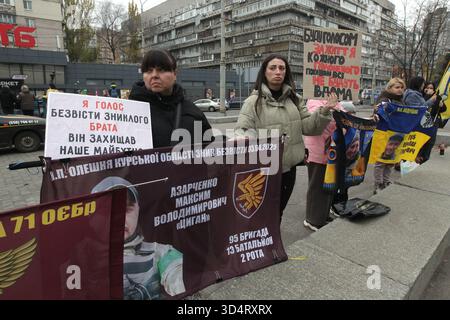 Non exclusif : les femmes tiennent des bannières et des pancartes avec des slogans pendant l’hebdomadaire « Don’t Be Silent ! Captivité tue » rassemblement en soutien à la garnison de Marioupol Banque D'Images