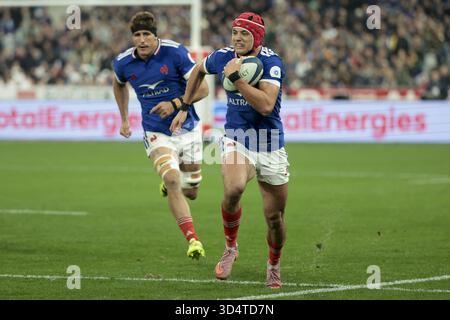 Louis bielle Biarrey, de France, a quitté Oscar Jegou lors de l'Autumn Nations Series 2025, test match entre la France et l'Afrique du Sud (Springboks) le 8 novembre 2025 au stade de France à Saint-Denis près de Paris Banque D'Images