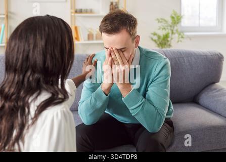 Femme de soutien réconfortant l'homme et rassure que tout ira bien Banque D'Images