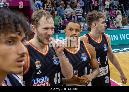 Christian Sengfelder (ratiopharm Ulm, #43) Thinking, Nelson Weidemann (ratiopharm Ulm, #00), Tobias Jensen (ratiopharm Ulm, #07) Telekom Baskets Bonn v. ratiopharm Ulm, Basketball, Easy Credit BBL, 7e jour de match, 2025/2026, 11.08.2025 photo : Eibner Pre Banque D'Images