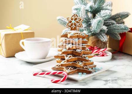 Arbre de Noël fait de biscuits en pain d'épices et canne à bonbons sur une table en marbre blanc Banque D'Images