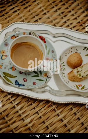 Café italien frais servi dans une tasse, arôme de grains torréfiés et atmosphère de café authentique Banque D'Images