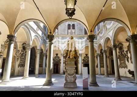 La Cour de la colonne, ou Cour Michelozzo, architecte Michelozzo di Bartolomeo, Palazzo Medici Riccardi, Florence, Toscane, Italie. Banque D'Images