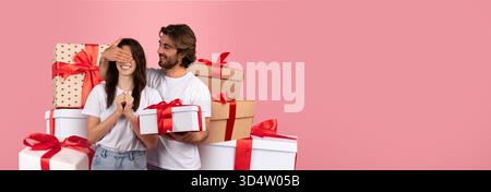 Couple aime surprise Gift moment avec des cadeaux colorés dans un cadre lumineux Banque D'Images