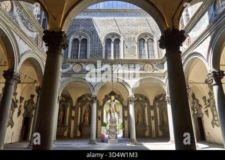 La Cour de la colonne, ou Cour Michelozzo, architecte Michelozzo di Bartolomeo, Palazzo Medici Riccardi, Florence, Toscane, Italie. Banque D'Images