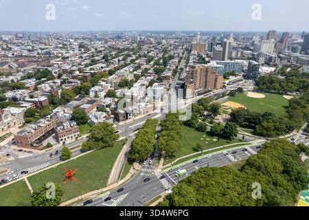 Une ville de Philadelphie vue d'en haut avec une grande sculpture rouge au premier plan. La ville est animée par l'activité et la sculpture est unique Banque D'Images