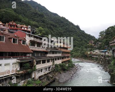 Wulai, New Taipei City, Taiwan - 14 novembre 2024 : vue sur les hôtels et résidences thermales à plusieurs étages construits le long de la rivière Nanshi à Wulai. Banque D'Images