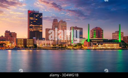 Toledo, Ohio, États-Unis. Image de paysage urbain du centre-ville de Toledo, Ohio avec reflet de la ligne d'horizon dans la rivière Maumee calme au magnifique coucher de soleil d'automne. Banque D'Images