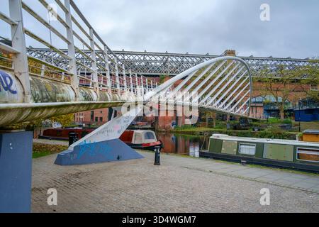 Pont de marchands traversant le canal Bridgewater à Castlefield dans le centre-ville de Manchester. Banque D'Images