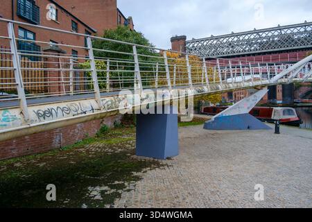 Pont de marchands traversant le canal Bridgewater à Castlefield dans le centre-ville de Manchester. Banque D'Images