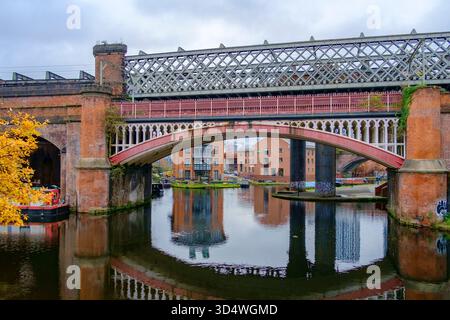 Viaducs ferroviaires traversant le canal Bridgewater à Castlefield dans le centre-ville de Manchester. Banque D'Images