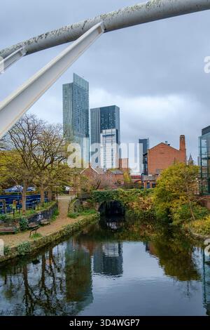 Sur le pont marchand traversant le canal Bridgewater à Castlefield dans le centre-ville de Manchester, avec la tour Beetham en arrière-plan. Banque D'Images