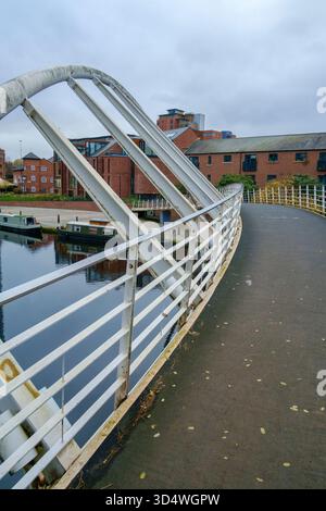 Pont de marchands traversant le canal Bridgewater à Castlefield dans le centre-ville de Manchester. Banque D'Images