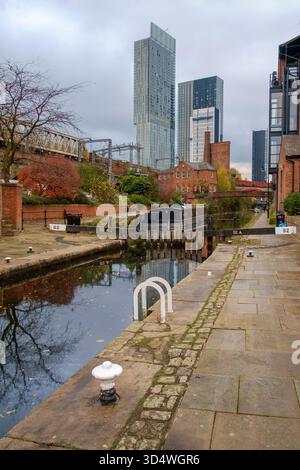 Barge de canal à l'écluse 92 sur le canal de Rochdale le long de Dukes 92. La tour beetham est en arrière-plan. Centre-ville de Castlefield Manchester. Banque D'Images