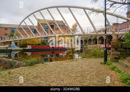 Pont de marchands traversant le canal Bridgewater à Castlefield dans le centre-ville de Manchester. Banque D'Images