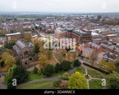 La vue aérienne montre l'église St John et le centre-ville de Chester, Cheshire, Angleterre, depuis Grosvenor Pa Banque D'Images
