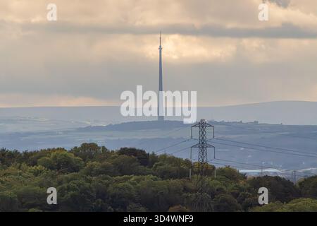 Signal au-dessus des collines : Emley Moor et les lignes du West Yorkshire Banque D'Images
