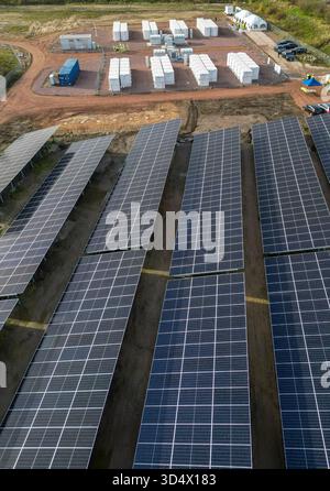 12 novembre 2025, Saxe-Anhalt, Zerbst : 88 unités de stockage par batterie sont installées dans la nouvelle centrale hybride à stockage par batterie photovoltaïque sur le site d'une ancienne gravière. Avec un parc solaire de 46,4 MW et un système de stockage par batterie de 16 MW, la société énergétique norvégienne Statkraft a construit ici la première centrale d’énergie renouvelable développée en interne, qui est également la plus grande centrale électrique d’Allemagne. Le parc solaire alimente environ 14 000 foyers en énergie verte, tandis que le système de stockage par batterie alimente le réseau électrique en énergie solaire produite localement. (Vue aérienne avec drone) photo : Jan Woit Banque D'Images