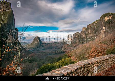 Monastère orthodoxe situé au sommet d'une montagne en Grèce. Banque D'Images