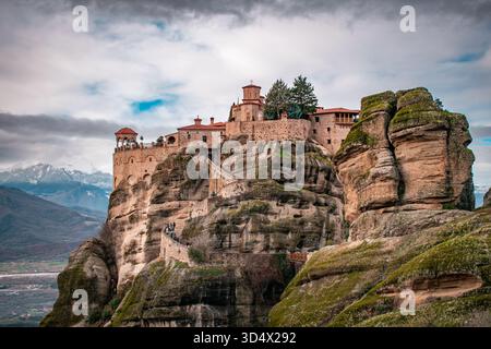 Météores est une formation rocheuse avec un complexe de monastères orthodoxes en Grèce perchés sur ses sommets. Et un long escalier menant au monastère. Banque D'Images