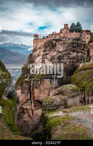 Météores est une formation rocheuse avec un complexe de monastères orthodoxes en Grèce perchés sur ses sommets. Et un long escalier menant au monastère. Banque D'Images