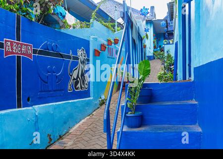 Malang, Indonésie - 12 juillet 2018 : Rue étroite avec logements résidentiels du village de maisons bleues Kampung Biru Arema. Endroit populaire à visiter Banque D'Images