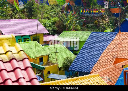 Malang, Indonésie - Juillet 12, 2018 : Jodipan village avec ses maisons colorées peintes ( Kampung Warna Warni ) endroit populaire à visiter pour une visite à pied de la ville Banque D'Images