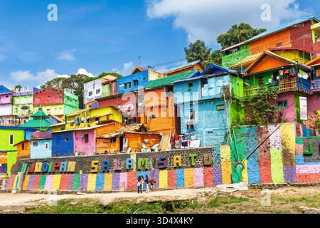 Malang, Indonésie - Juillet 12, 2018 : Jodipan village avec ses maisons colorées peintes ( Kampung Warna Warni ) endroit populaire à visiter pour une visite à pied de la ville Banque D'Images