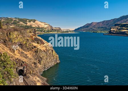 Gorge du fleuve Columbia, tunnel ferroviaire n° 9, vue depuis l'aire de repos du lac Chamberlain, côté Oregon sur la droite, près de White Salmon, Washington, États-Unis Banque D'Images
