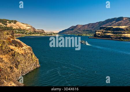 Columbia River gorge, vue depuis l'aire de repos du lac Chamberlain, côté Oregon sur la droite, barges, bateau pousseur, près de White Salmon, Washington, ÉTATS-UNIS Banque D'Images