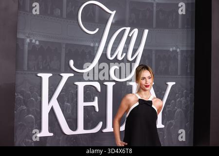 Hollywood, États-Unis. 11 novembre 2025. HOLLYWOOD, LOS ANGELES, CALIFORNIE, États-Unis - 11 NOVEMBRE : L'actrice bulgare Maria Bakalova arrive à la première à Los Angeles de 'Jay Kelly' de Netflix qui a eu lieu au Théâtre égyptien Hollywood le 11 novembre 2025 à Hollywood, Los Angeles, Californie, États-Unis. (Photo de Xavier Collin/image Press Agency) crédit : image Press Agency/Alamy Live News Banque D'Images