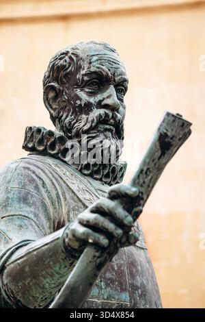 La Valette, Malte ? 10 avril 2025 : statue de Jean de Valette, Grand Maître de l'ordre de Malte de 1557 à 1568, qui a donné son nom à la ville de la Valette Banque D'Images
