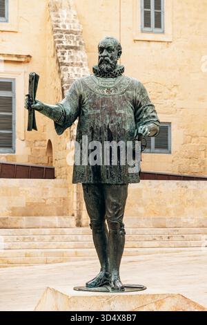 La Valette, Malte ? 10 avril 2025 : statue de Jean de Valette, Grand Maître de l'ordre de Malte de 1557 à 1568, qui a donné son nom à la ville de la Valette Banque D'Images