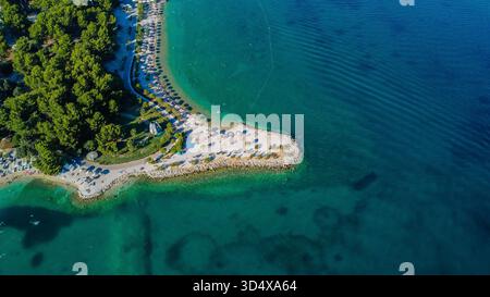 Côte dalmate préservée : vue aérienne détaillée des rivages rocheux immaculés et du feuillage méditerranéen dense contre le gradient de l'eau cristalline Banque D'Images