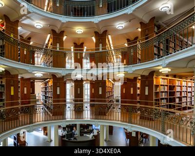 Helsinki, Finlande – 19 septembre 2024 : Bibliothèque nationale de Finlande (Kansalliskirjasto) à l'Université d'Helsinki. Vue intérieure. Europe du Nord Banque D'Images