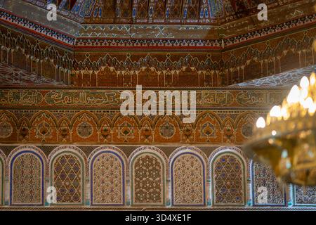 Partie du plafond peint en bois de cèdre dans le hall entre le petit Riad et la petite cour du Palais Bahia à Marrakech, Maroc. Banque D'Images