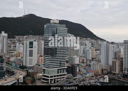 BUSAN, CORÉE DU SUD - 9 OCTOBRE 2025 - paysage urbain de Busan présentant une architecture moderne, des montagnes, des bâtiments résidentiels, une autoroute et un harbo en activité Banque D'Images