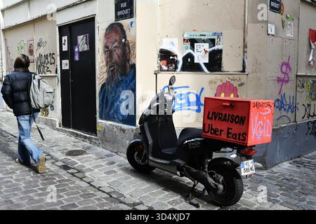 Scooter de livraison Uber Eats - Pigalle - Paris - France Banque D'Images