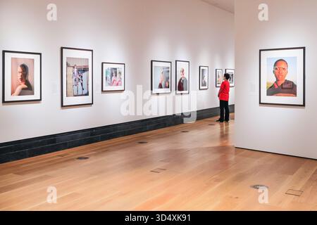 Londres, Royaume-Uni. 12 novembre 2025. Vue générale. Le Taylor Wessing photo Portrait Prize met en valeur le travail de jeunes photographes talentueux, d'amateurs doués et de professionnels établis dans le meilleur de la photographie contemporaine. Crédit : Imageplotter/Alamy Live News Banque D'Images
