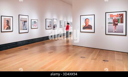 Londres, Royaume-Uni. 12 novembre 2025. Vue générale. Le Taylor Wessing photo Portrait Prize met en valeur le travail de jeunes photographes talentueux, d'amateurs doués et de professionnels établis dans le meilleur de la photographie contemporaine. Crédit : Imageplotter/Alamy Live News Banque D'Images