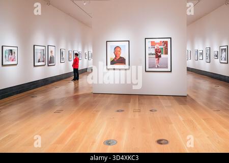 Londres, Royaume-Uni. 12 novembre 2025. Vue générale. Le Taylor Wessing photo Portrait Prize met en valeur le travail de jeunes photographes talentueux, d'amateurs doués et de professionnels établis dans le meilleur de la photographie contemporaine. Crédit : Imageplotter/Alamy Live News Banque D'Images