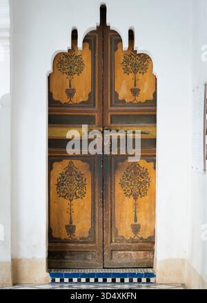 Porte dans le palais Bahia, Marrakech, Maroc. Porte ornée au Palais Bahia, Marrakech, Maroc. Banque D'Images