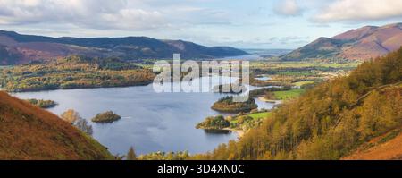 Une randonnée jusqu'à Walla Crag et Falcon Crag récompense avec une vue panoramique sur Derwentwater et ses îles avec le lac Bassenthwaite et Skiddaw derrière Banque D'Images