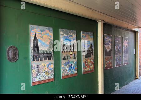 Mosaïques colorées dans la ville de Sleaford, Lincolnshire, Angleterre, Royaume-Uni Banque D'Images